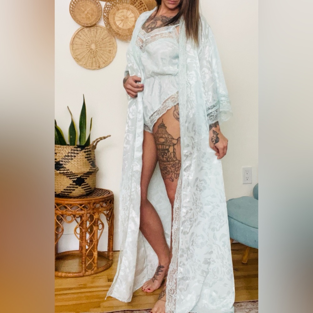 Elegant Vintage Lace Trim Robe and Lingerie Set
